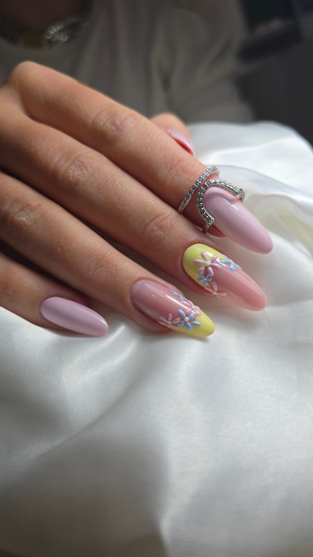 Pastelni bademasti nokti s ručno slikanim cvjetićima — Nail Art rad Julijane Ružić