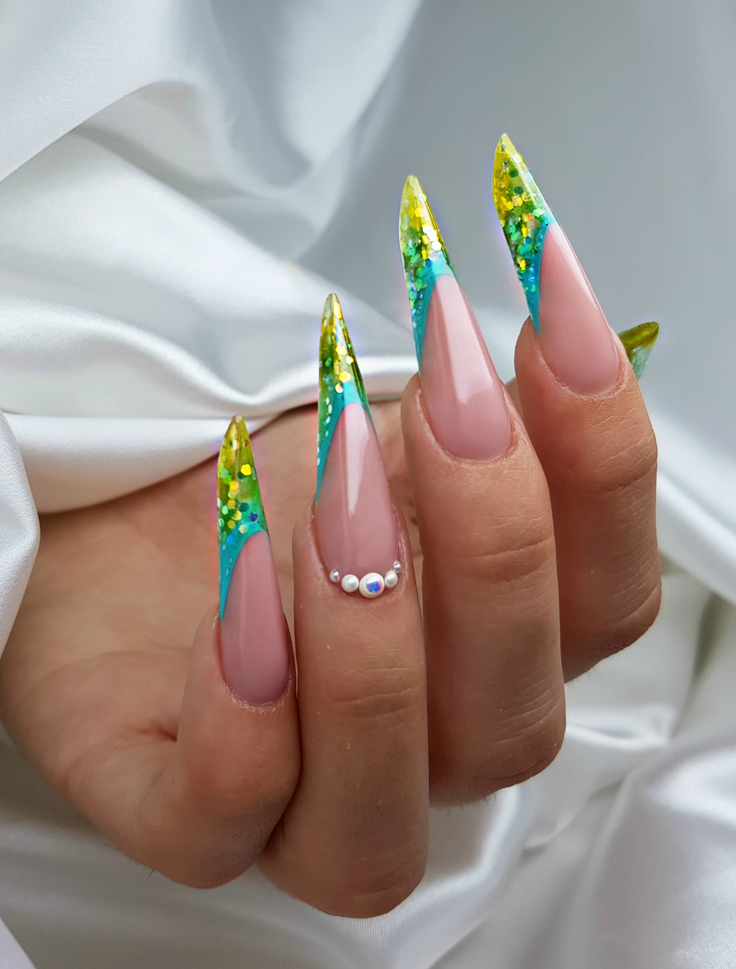 Duge stiletto forme s glitter vrhovima — rad Julijane Ružić