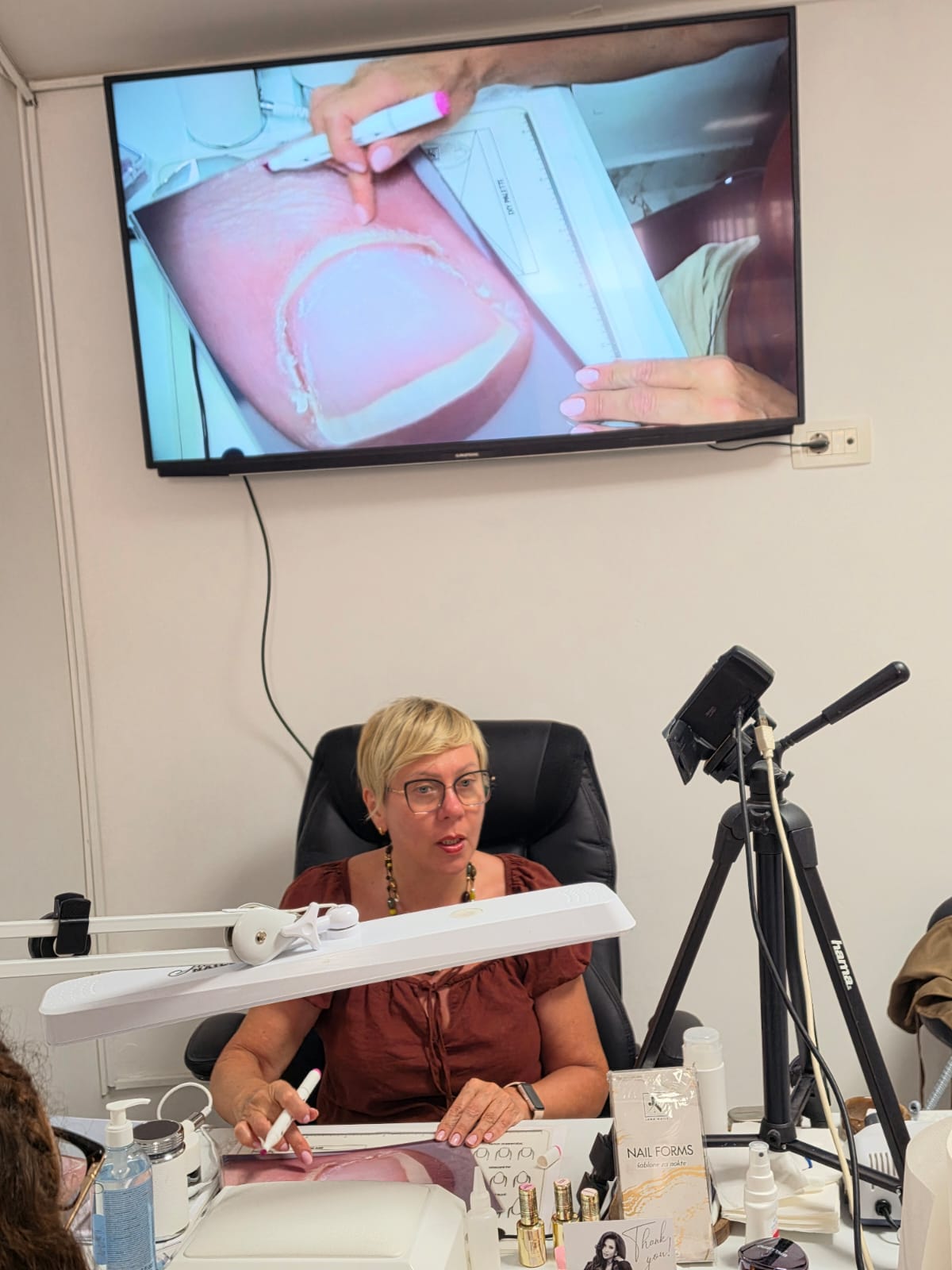 Analiza nokta prikazana preko kamere i ekrana tijekom edukacije